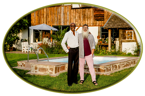 Bruce Darnell zu Besuch an einem Landhaus mit Pool